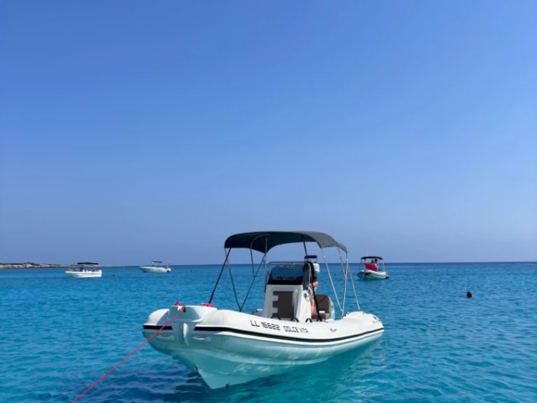 Alquiler Neumática Nuova Jolly con o sin  título de navegación