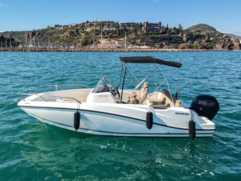 Alquiler de Quicksilver Activ 605 Open en Mandelieu-la-Napoule