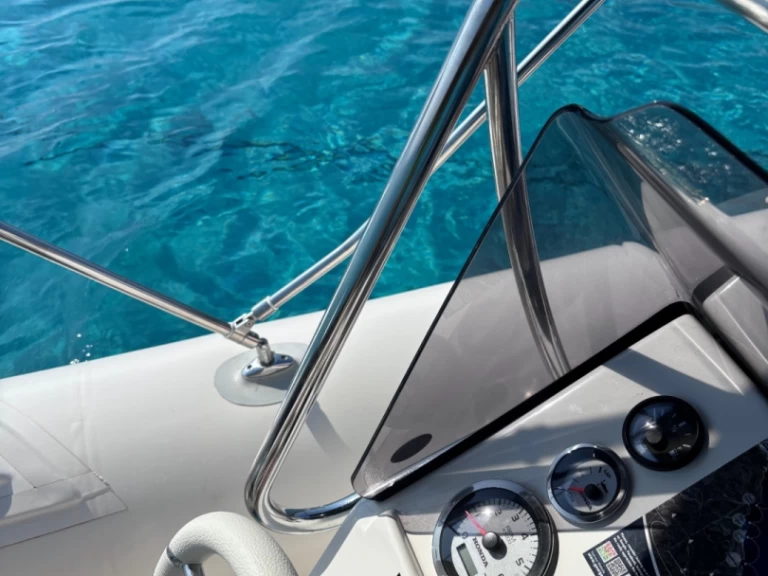 Neumática para alquilar Latchi al mejor precio