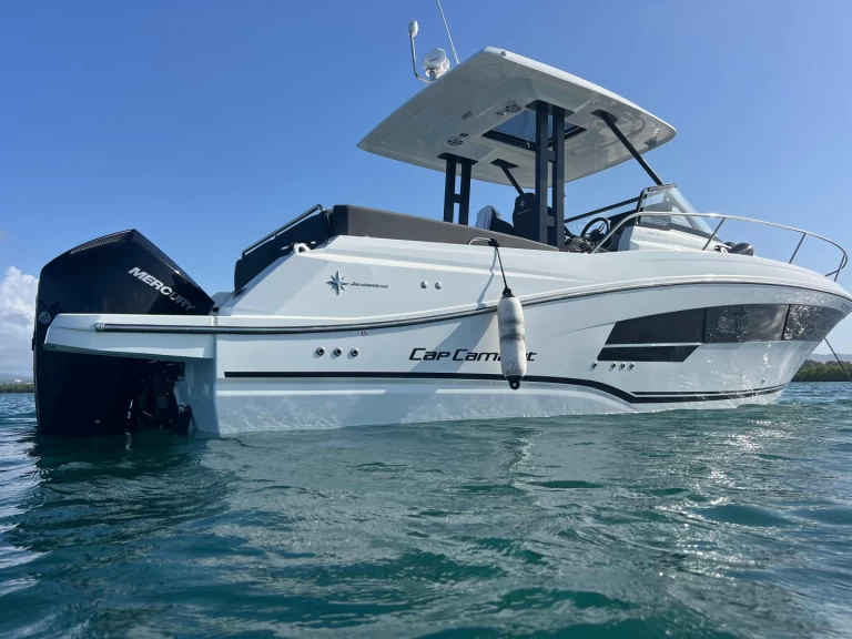 Alquiler de Jeanneau Cap Camarat 9.0 WA en Les Trois-Îlets