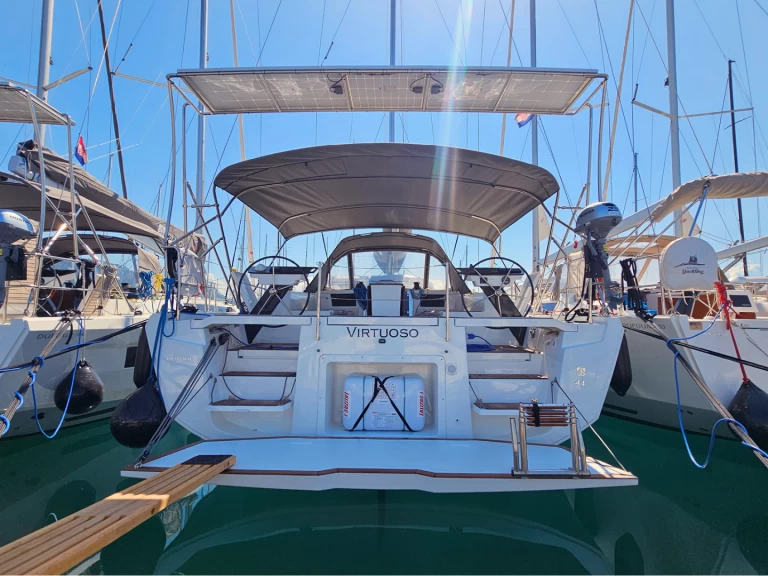 Alquiler de barcos Kaštel Gomilica barato de Dufour 44