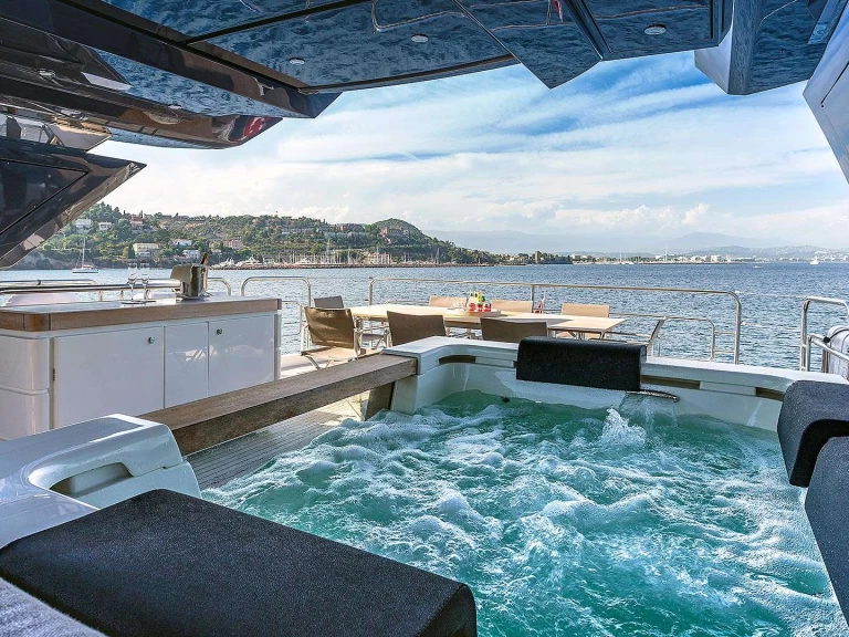 Alquiler de embarcaciones MonteCarloYachts Esmeralda of the Seas enSaint-Raphaël en Samboat