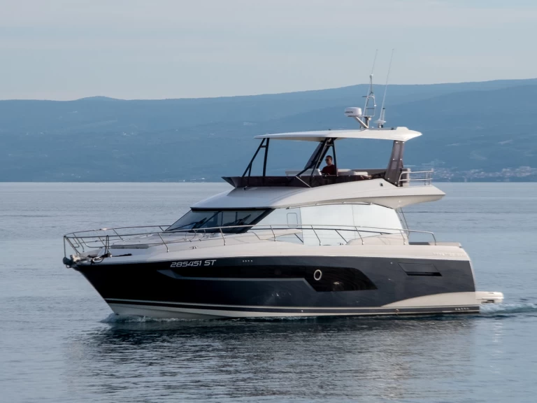 Alquiler de Jeanneau Prestige 520 Flybridge - 3 + 1 cab. en Split