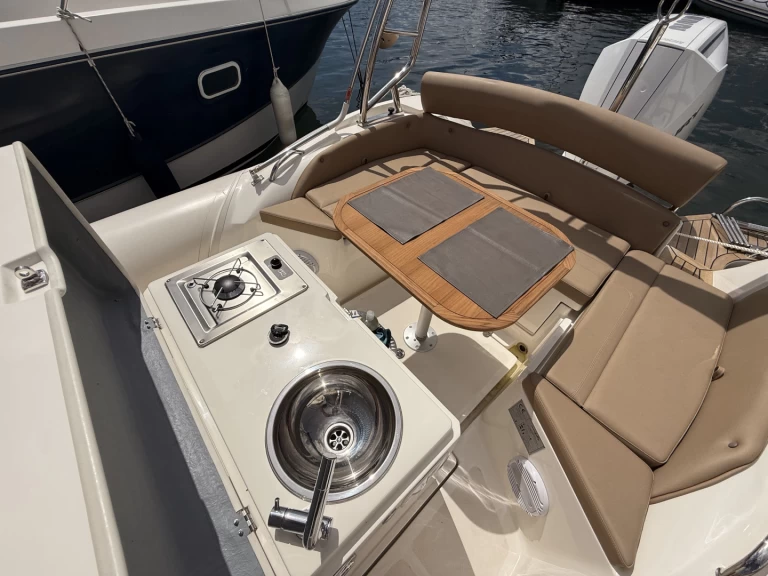 Alquiler Neumática Nuova Jolly con o sin  título de navegación