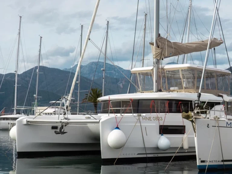 Catamarán para alquilar Tivat al mejor precio