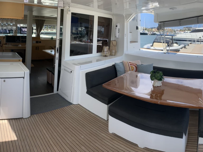 Alquiler de embarcaciones Lagoon Lagoon 52F ( + crew)  enSanta Eulària des Riu en Samboat