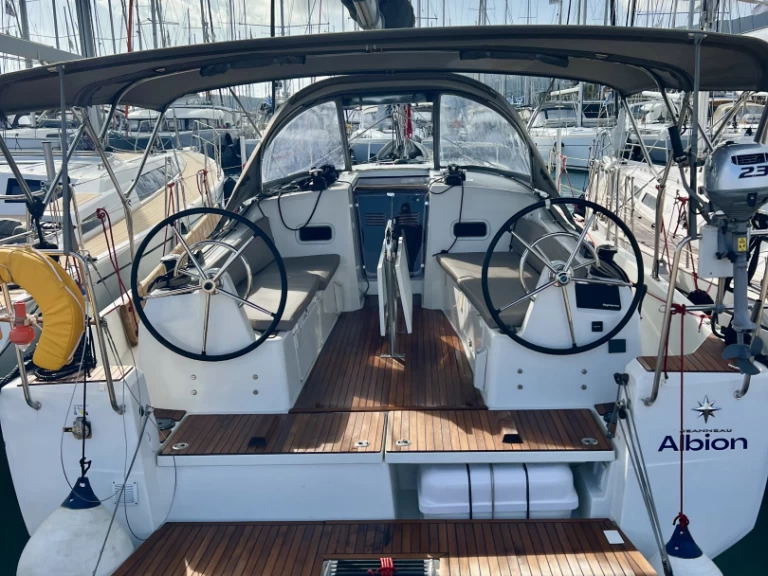 Alquiler de embarcaciones Jeanneau Sun Odyssey 380 enCos en Samboat