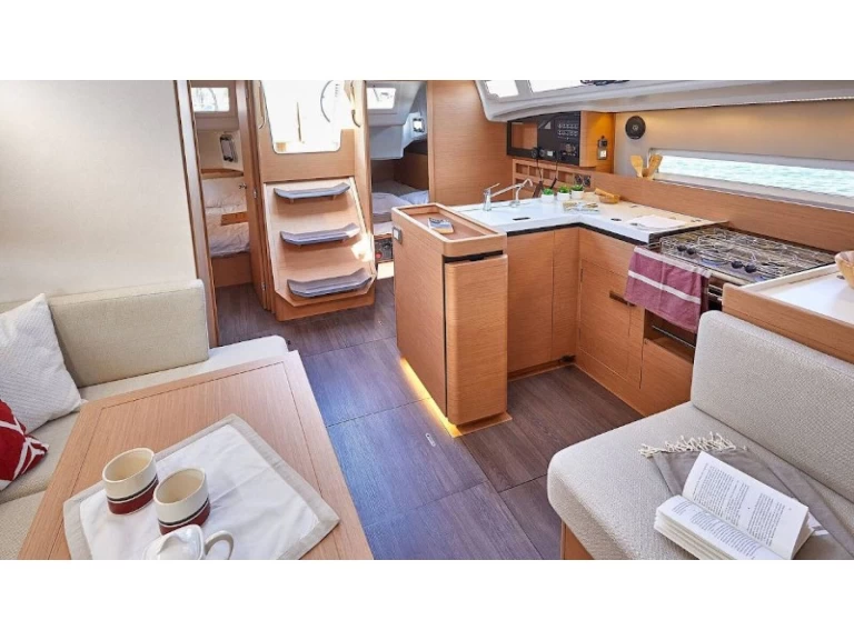 Alquiler de embarcaciones Jeanneau Sun Odyssey 410 enGouviá en Samboat