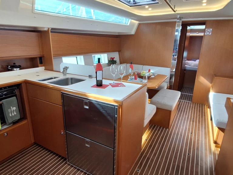 Velero para alquilar Nikiána al mejor precio