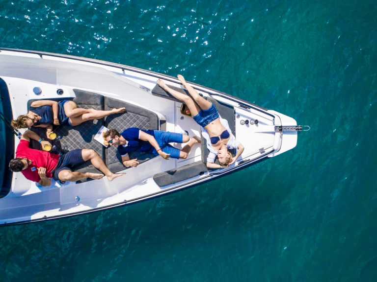 Alquiler de embarcaciones Axopar Axopar 37 XC Cross Cabin enGouviá en Samboat