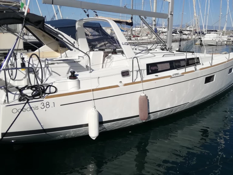Alquiler de Velero, con o sin patrón Bénéteau Vibo Marina