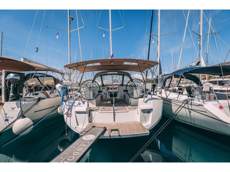 Alquiler de barcos Kaštel Gomilica barato de Sun Odyssey 519