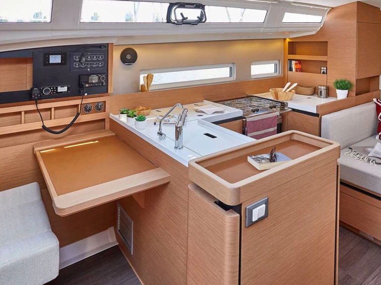 Alquiler de embarcaciones Jeanneau Sun Odyssey 410 enMarina (Ciudad) en Samboat
