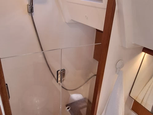 Velero para alquilar Nikiána al mejor precio