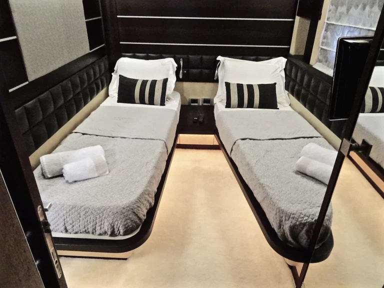 Alquiler de barcos Gouviá barato de Azimut 86