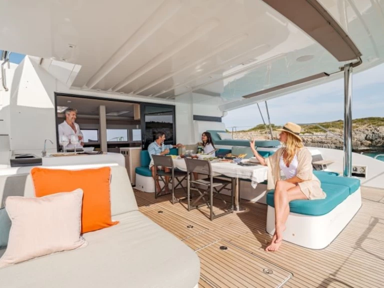 Catamarán para alquilar Álimos al mejor precio