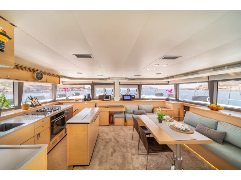 Catamarán para alquilar Lávrio al mejor precio