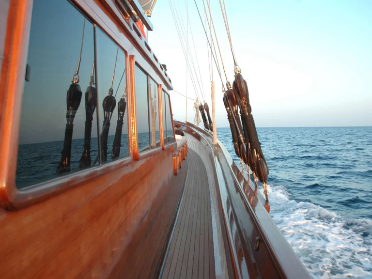 Alquiler de barcos Álimos barato de Custom Motor Sailer 124'