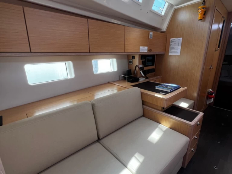 Velero para alquilar Lávrio al mejor precio