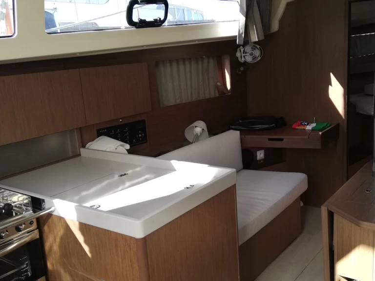 Alquiler de embarcaciones Bénéteau Oceanis 38.1 enVibo Marina en Samboat