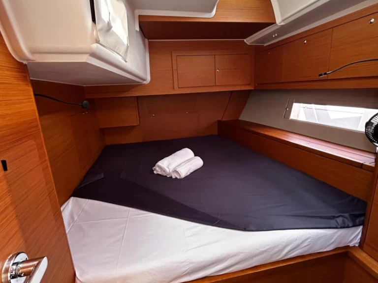 Alquiler de barcos Furnari barato de Dufour 470