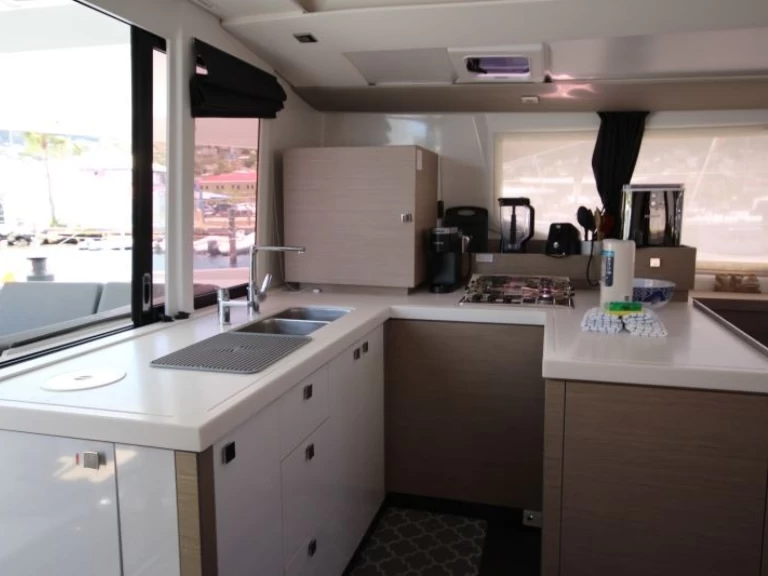 Alquiler de embarcaciones Fountaine Pajot Astrea 42 enRoad Town en Samboat