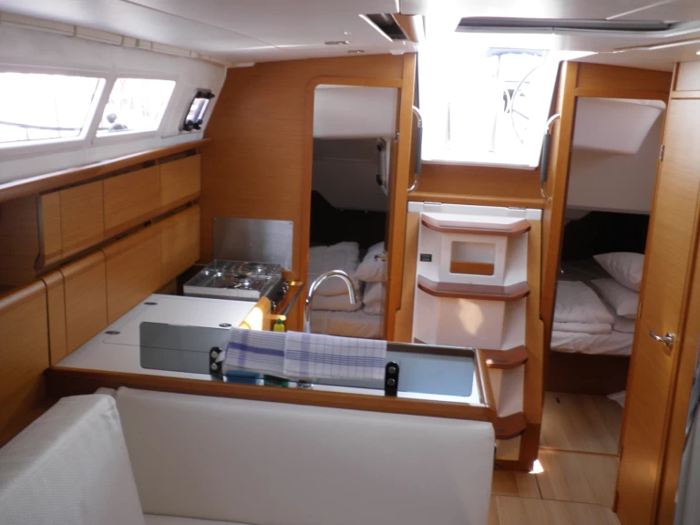 Alquiler de embarcaciones Jeanneau Sun odyssey 379 performance enSukošan en Samboat