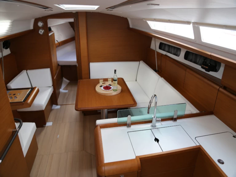 Velero para alquilar Kaštel Gomilica al mejor precio