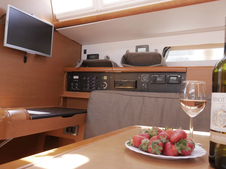 Velero para alquilar Kaštel Gomilica al mejor precio