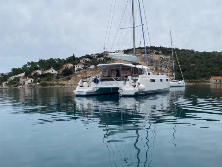 Alquiler de barcos Primošten barato de Nautitech 40 Open 