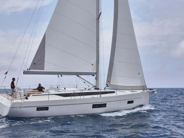 Alquiler de Bavaria Bavaria C50 Holiday - 5 cab. en Golfo Aranci