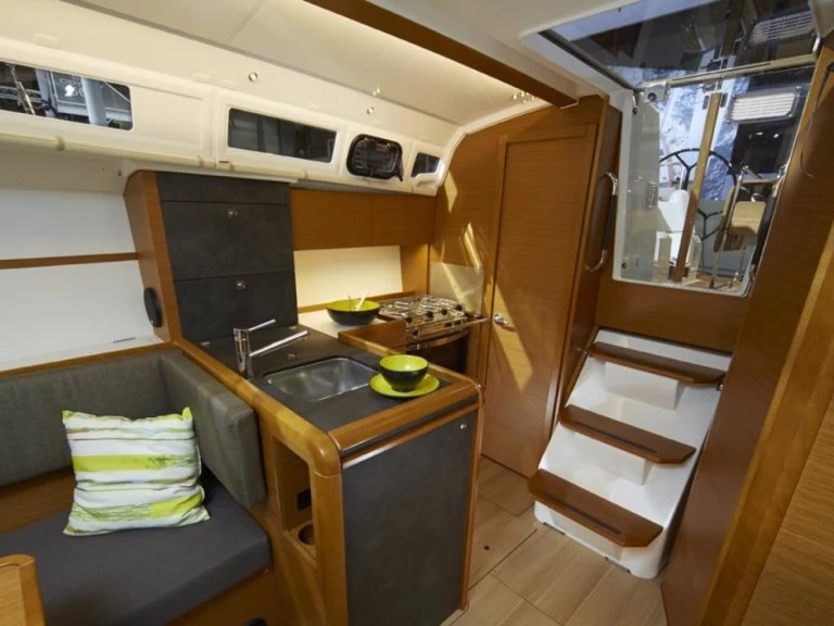 Alquiler de Jeanneau Sun Odyssey 349 en Marina (Ciudad)