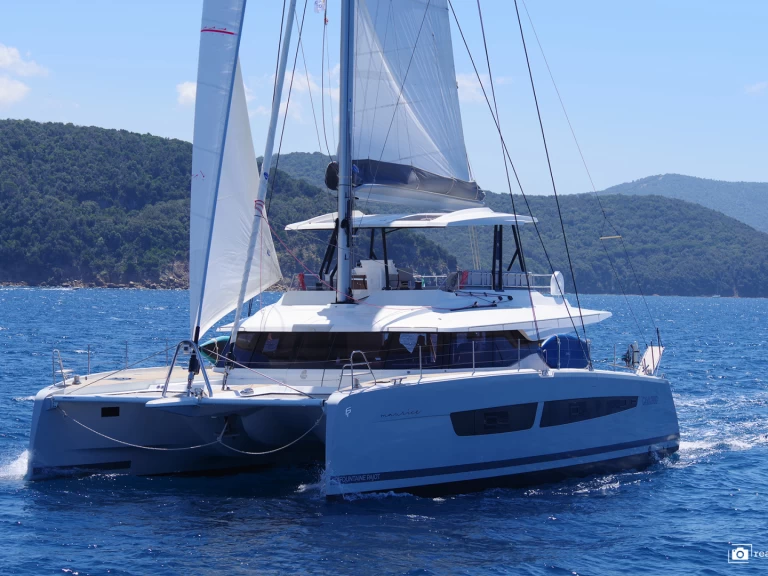Alquiler de embarcaciones Fountaine Pajot Samana 59 enCannigione en Samboat