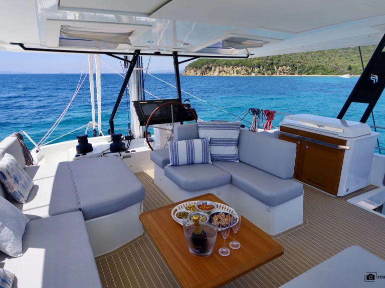 Alquiler de Catamarán, con o sin patrón Fountaine Pajot Cannigione