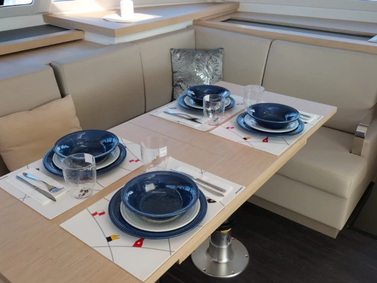 Alquiler de Catamarán, con o sin patrón Fountaine Pajot Cannigione