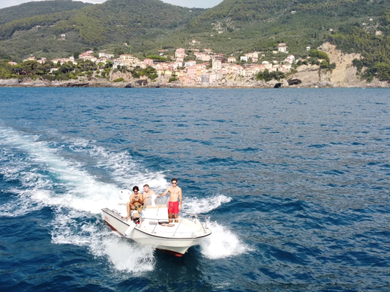 Alquiler de Boston Whaler Boston Whaler 18 Outrage en La Spezia