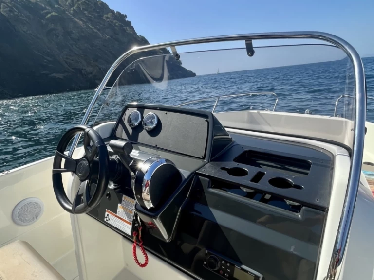 Alquiler de Quicksilver Activ 605 Open en Roses