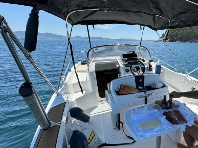 Alquiler de barcos Porto Deportivo Sanxenxo barato de SL602