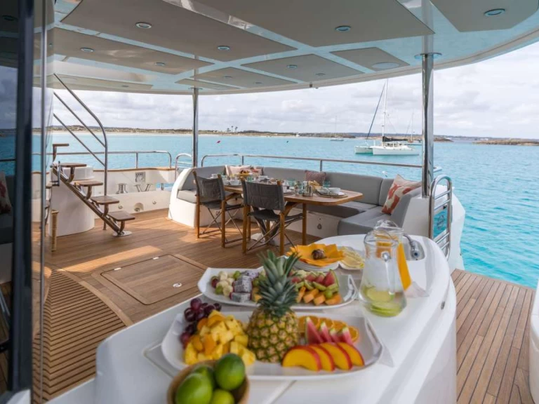 Alquiler de embarcaciones Sunseeker PLAY THE GAME enIbiza (Ciudad) en Samboat