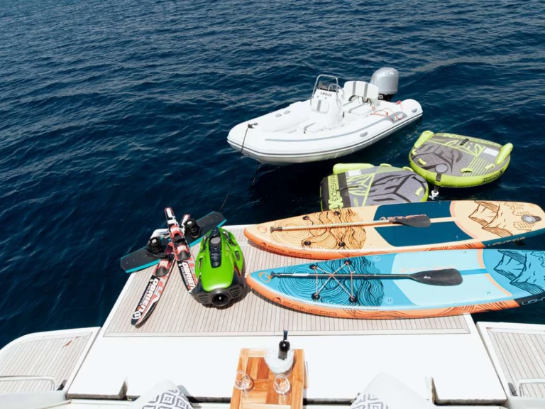 Ferretti ARGO V de alquiler a Glyfáda