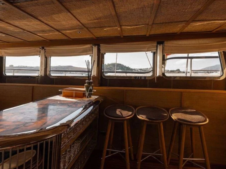 Alquiler Yate de lujo Custom con o sin  título de navegación