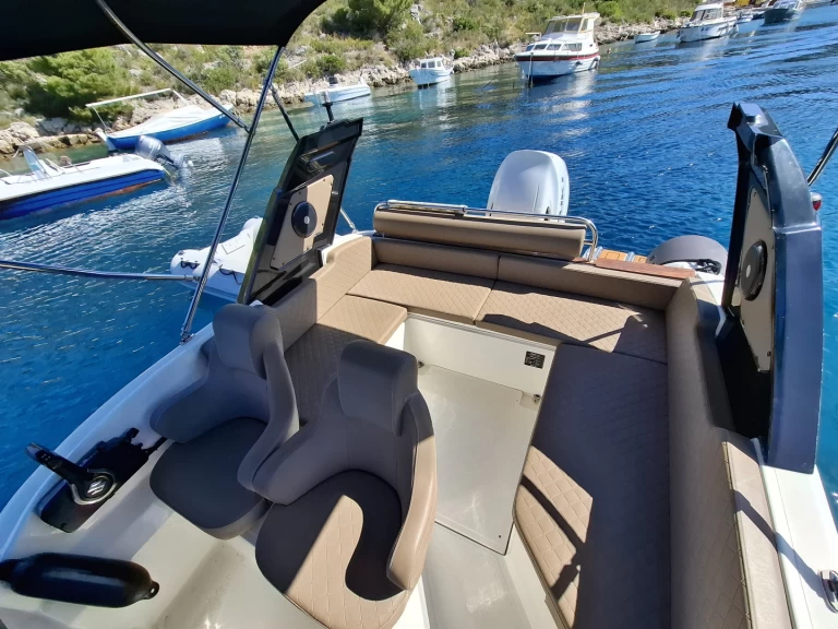 Alquiler de Barracuda Aquamax B23F en Hvar
