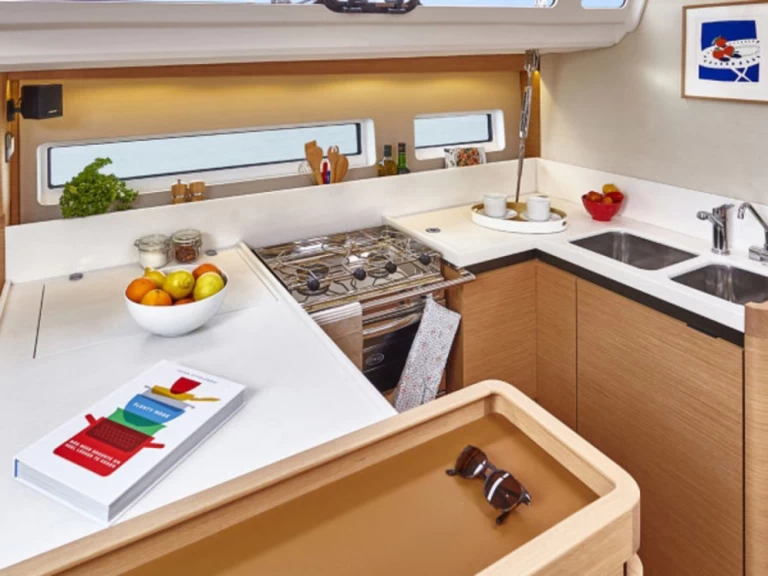 Alquiler de embarcaciones Jeanneau Sun Odyssey 440 enFurnari en Samboat