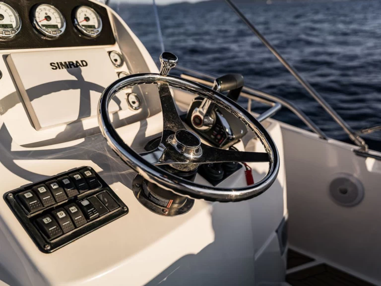Alquiler de embarcaciones Kelt WHITE SHARK 265 enZadar en Samboat