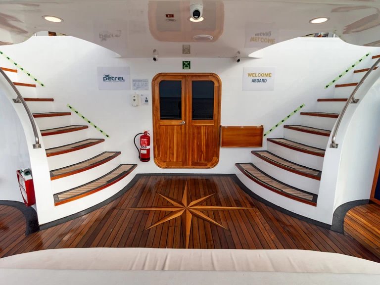 Alquiler de  Power Cat - Petrel Cabin en Baltra Island
