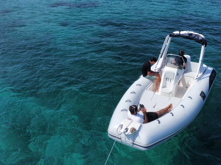 Alquiler de embarcaciones Kardis Kardis Fox 570 enPorto Rotondo en Samboat