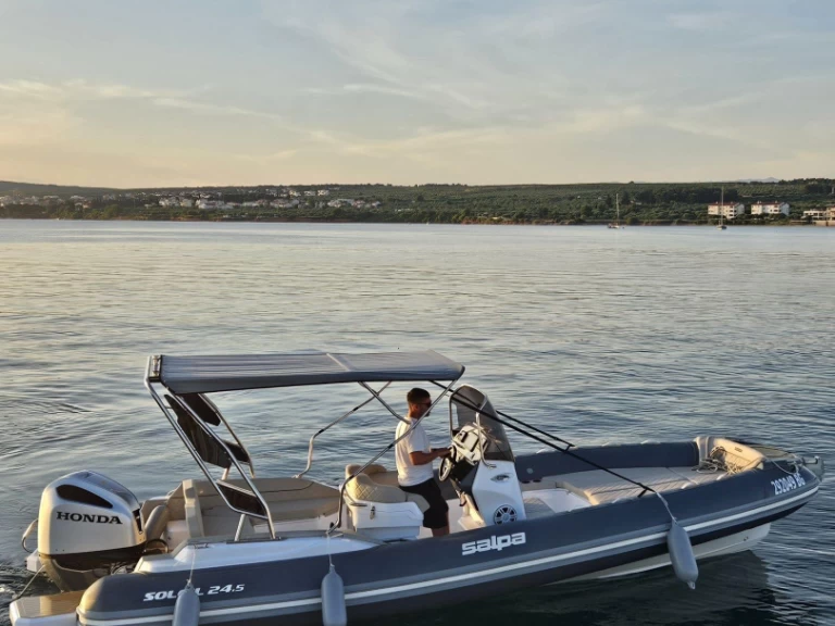 Alquiler de embarcaciones Salpa Salpa Soleil 24.5 enTkon en Samboat