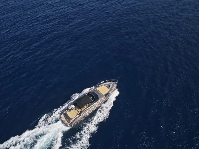 Yate de lujo para alquilar Limáni Lavríou al mejor precio