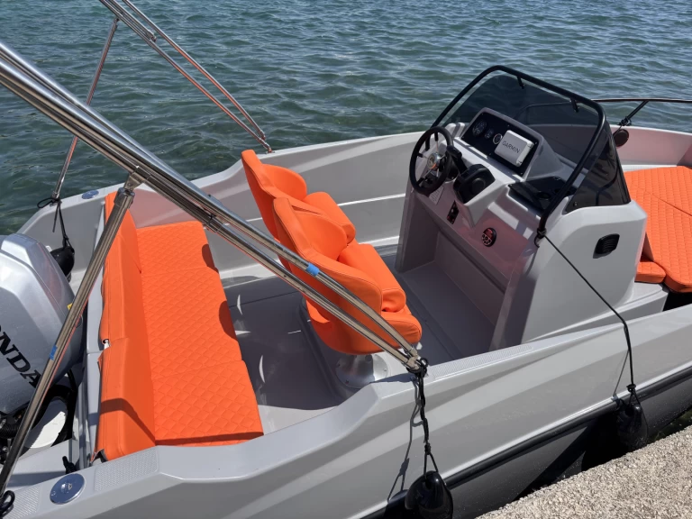 Alquiler de Quicksilver Activ 555 Open en Kukljica