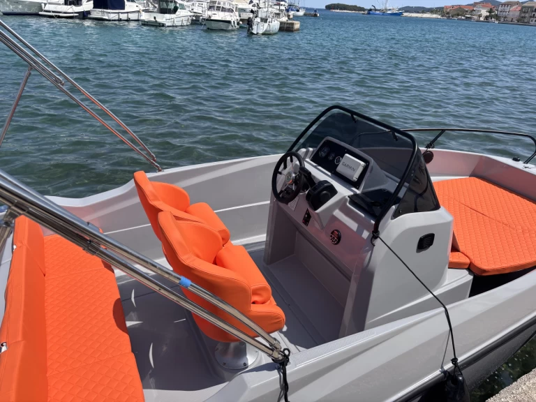 Alquiler de barcos Kukljica barato de Activ 555 Open